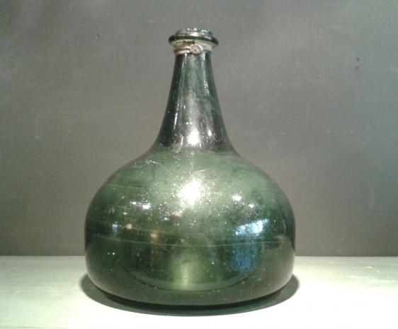 fles 18° eeuw ,bottle 18 th. century ,gauge ring